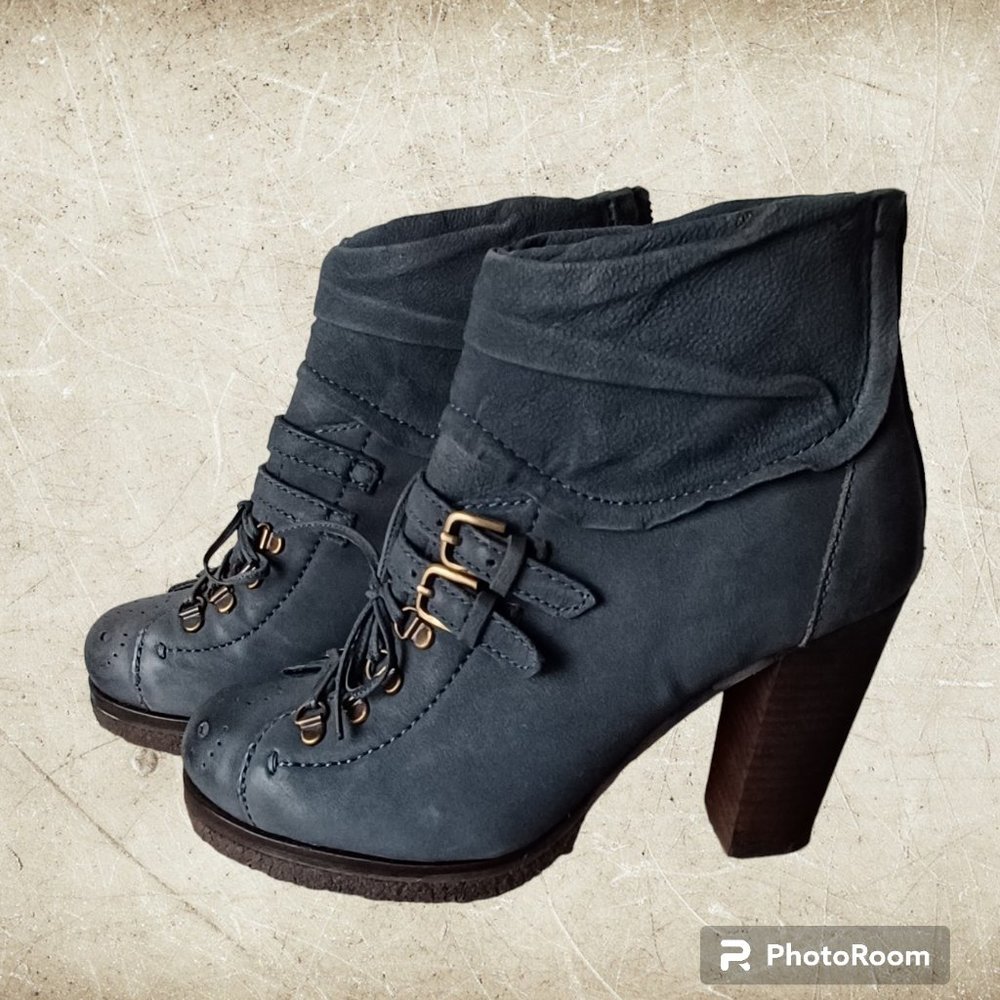 Apepezza Blue Leather Stacked Heel Ankle Boot size 6.5